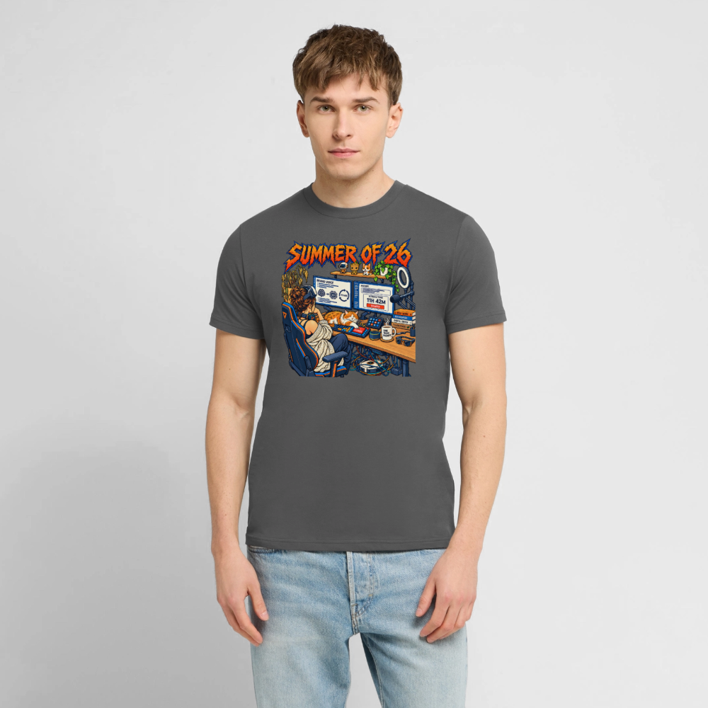 Unisex T-Shirt dunkel mit SUMMER OF 26 Frontprint – Anthrazit – Vorderseite – Model