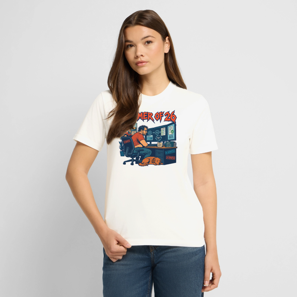 Unisex T-Shirt hell mit SUMMER OF ’26 Frontprint – Naturweiß – Vorderseite – Model 2