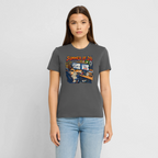 Unisex T-Shirt dunkel mit SUMMER OF 26 Frontprint – Anthrazit – Vorderseite – Model 2