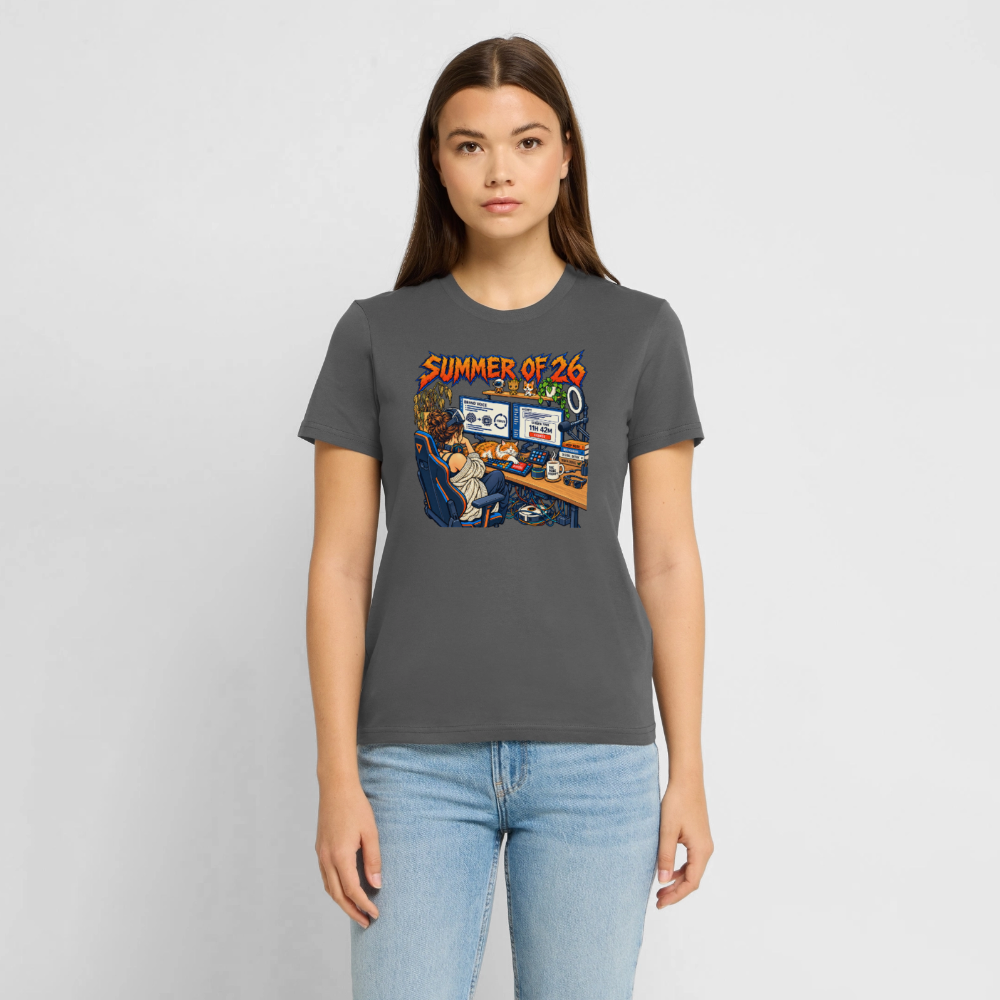 Unisex T-Shirt dunkel mit SUMMER OF 26 Frontprint – Anthrazit – Vorderseite – Model 2