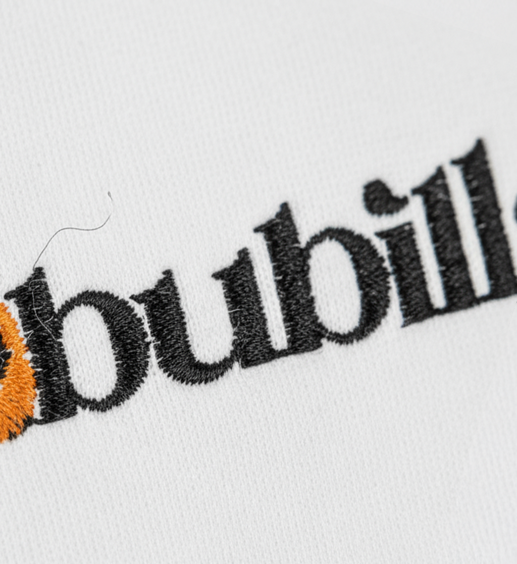 Abubilla - Fluffy Boxcut Zipper mit Sticklogo close up